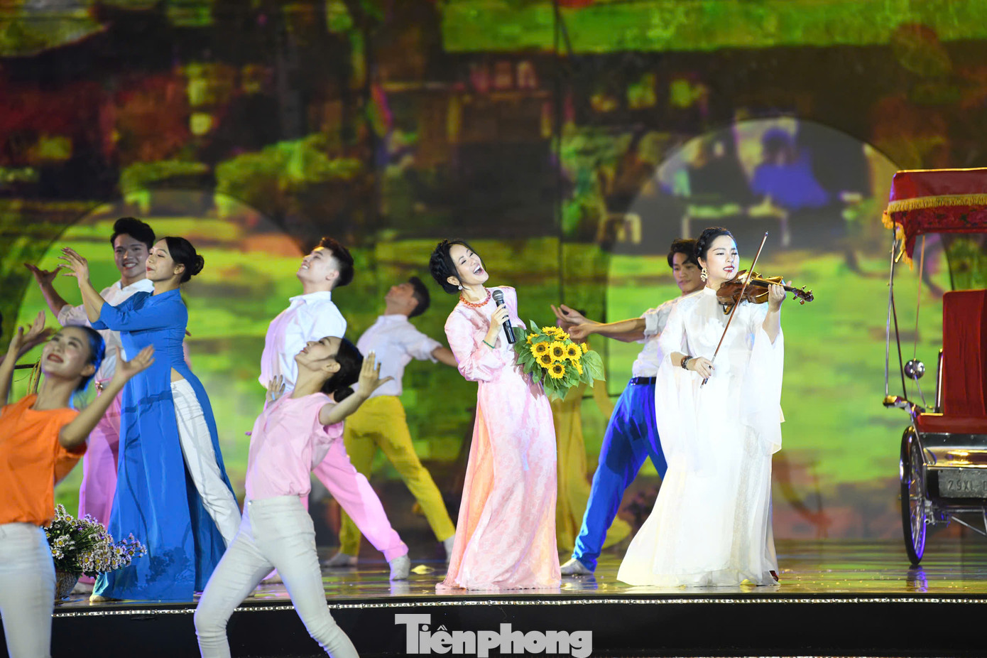 "Tôi không thể hiểu nổi sao mình lại sống được hai tháng liền trong một thành phố không có điện, không có nước, không gì cả. Thời điểm đó, rau rất quý hiếm. Nhiều lúc đói quá còn phải săn bắt chuột cống. Sau một tháng trụ lại thủ đô coi như chúng tôi hoàn thành nhiệm vụ, được lệnh rút nhưng không rút được ra. Bốn phía bị bao vây chặt chẽ. Trung đoàn xin ở lại và quyết tâm chiến đấu đến cùng để bảo vệ Thủ đô”, NSƯT Phùng Đệ kể lại. "Tôi không thể hiểu nổi sao mình lại sống được hai tháng liền trong một thành phố không có điện, không có nước, không gì cả. Thời điểm đó, rau rất quý hiếm. Nhiều lúc đói quá còn phải săn bắt chuột cống. Sau một tháng trụ lại thủ đô coi như chúng tôi hoàn thành nhiệm vụ, được lệnh rút nhưng không rút được ra. Bốn phía bị bao vây chặt chẽ. Trung đoàn xin ở lại và quyết tâm chiến đấu đến cùng để bảo vệ Thủ đô”, NSƯT Phùng Đệ kể lại.