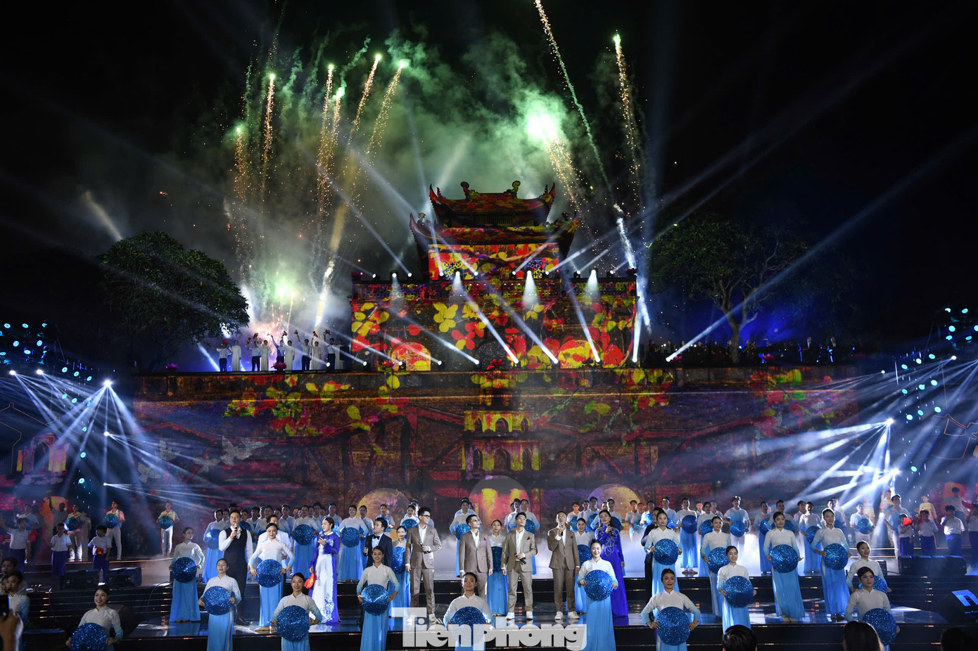 Với cách làm mới kết hợp với công nghệ, chương trình vừa gợi lại cảm xúc, vừa tái hiện khung cảnh những ngày chiến đấu bảo vệ thành Hà Nội, nhắc nhớ mọi người về lịch sử, đồng thời tri ân những người hy sinh bảo vệ Thủ đô và tiếp tục nối dài tình yêu quê hương, đất nước nói chung và Thủ đô Hà Nội nói riêng. Với cách làm mới kết hợp với công nghệ, chương trình vừa gợi lại cảm xúc, vừa tái hiện khung cảnh những ngày chiến đấu bảo vệ thành Hà Nội, nhắc nhớ mọi người về lịch sử, đồng thời tri ân những người hy sinh bảo vệ Thủ đô và tiếp tục nối dài tình yêu quê hương, đất nước nói chung và Thủ đô Hà Nội nói riêng.