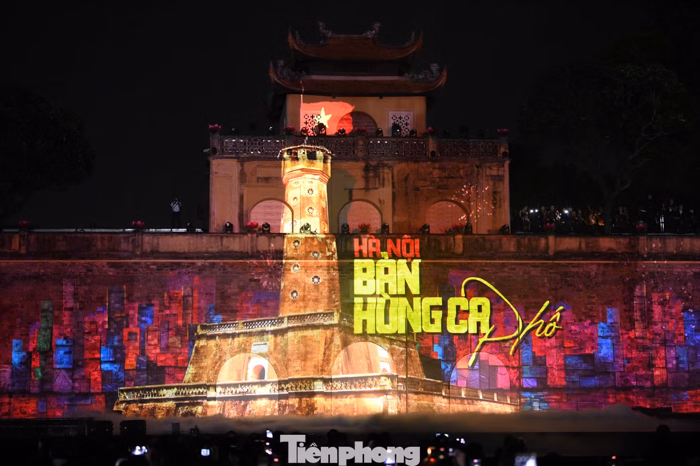 Đoan Môn trở thành sân khấu hoành tráng để tái hiện những màn sử thi và các màn trình diễn quy mô để tái hiện không khí náo nức của mùa thu 70 năm trước.