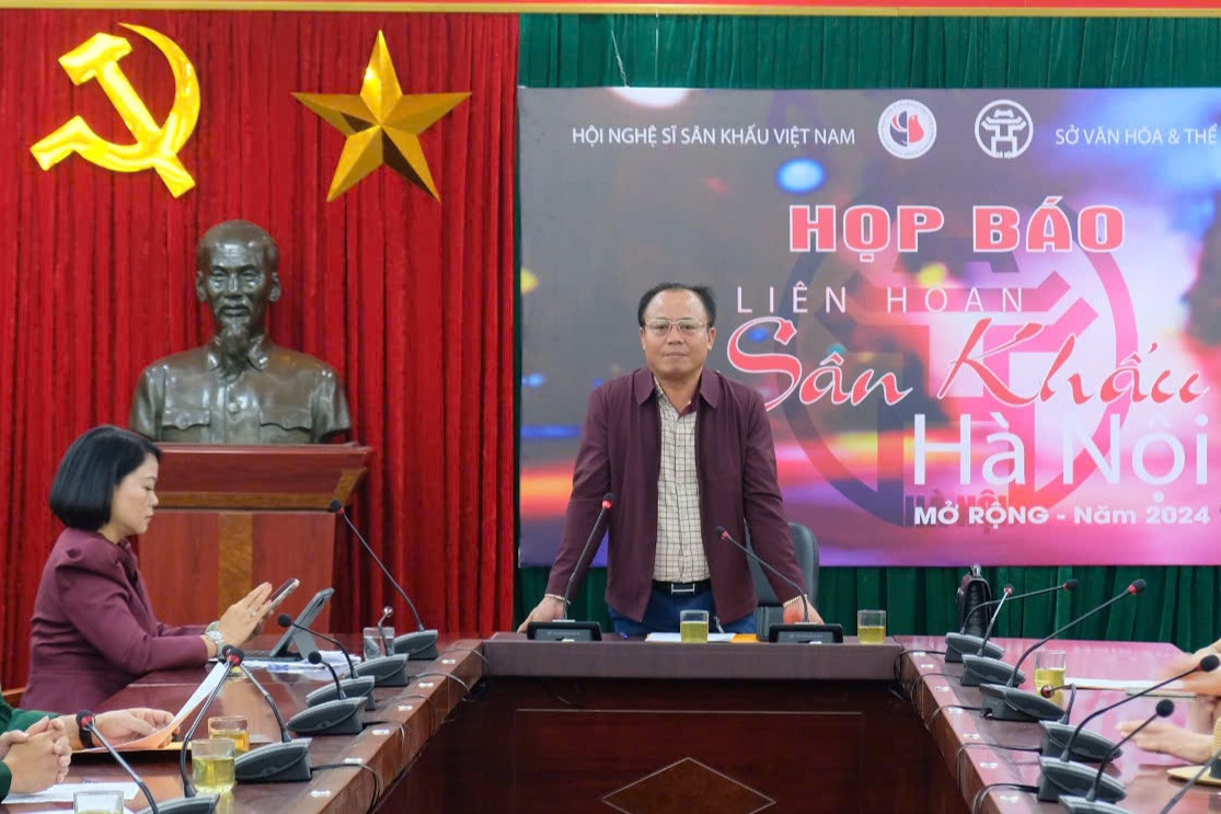 Ông Nguyễn Đăng Chương - Phó chủ tịch Hội Nghệ sĩ Sân khấu Việt Nam - phát biểu tại họp báo giới thiệu Liên hoan Sân khấu Hà Nội mở rộng 2024. Ảnh: Cẩm Tú.