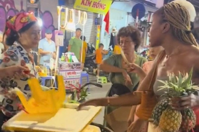 Vụ việc người bán hàng rong "chặt chém" 3 quả dứa với giá 500.000 đồng gây xôn xao mạng xã hội.