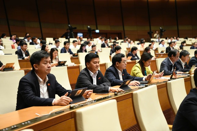 Các đại biểu bấm nút thông qua dự án luật. Ảnh: Như Ý. Các đại biểu bấm nút thông qua dự án luật. Ảnh: Như Ý.