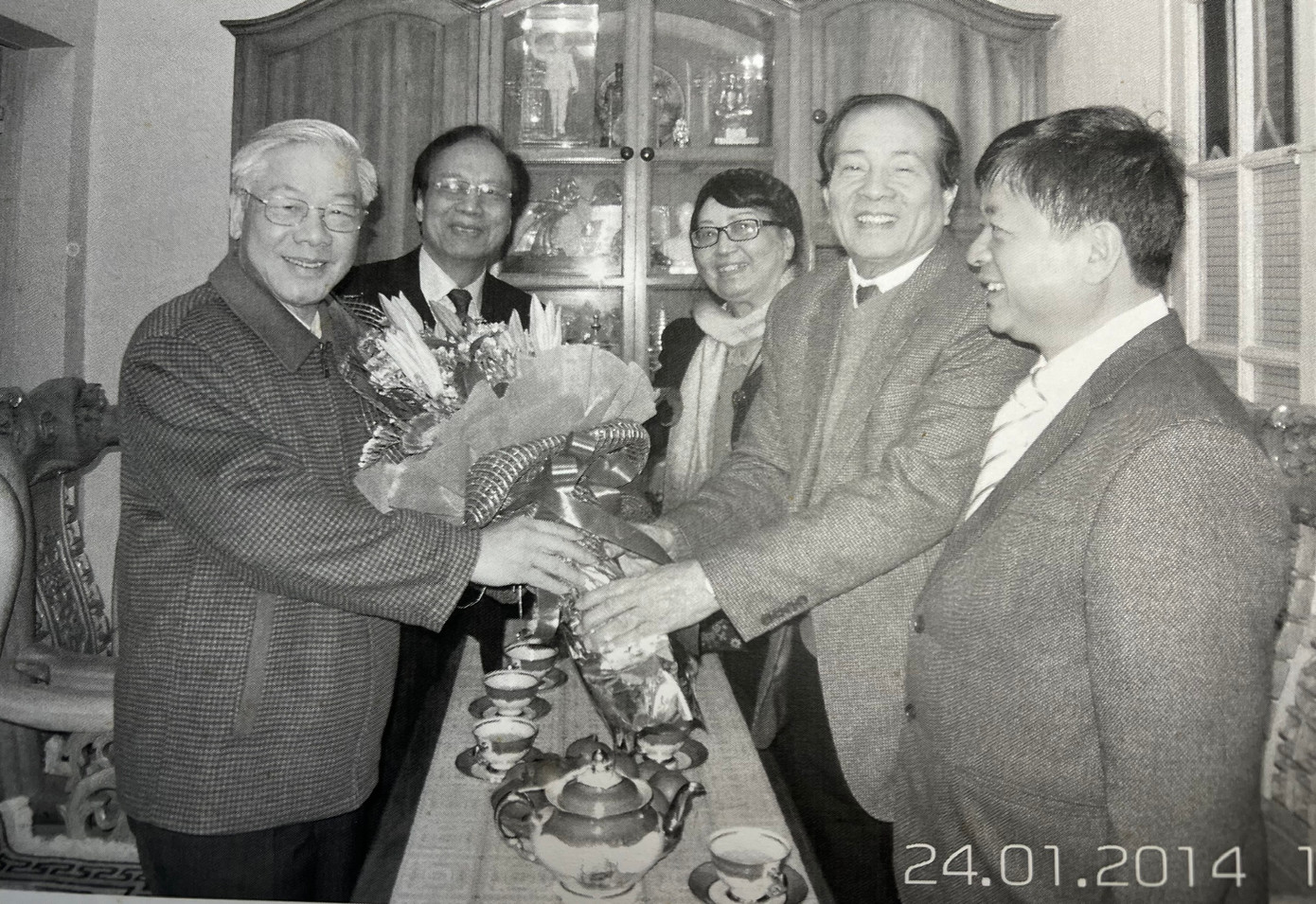 NSND Lê Tiến Thọ (cạnh Tổng Bí thư), nhạc sĩ Đỗ Hồng Quân, nhà thơ Hữu Thỉnh, NSND Chu Thúy Quỳnh (từ phải qua) đến chúc Tết tại nhà riêng của Tổng Bí thư Nguyễn Phú Trọng.