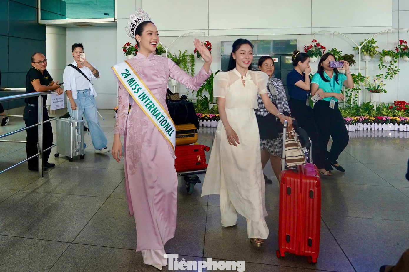 Hoa hậu Thanh Thủy được chào đón trong vòng tay đông đảo của người hâm mộ. Nhiều người hâm mộ có mặt từ sớm ở sân bay Tân Sơn Nhất (TP.HCM) để đón chào cô gái mang tự hào cho sắc đẹp Việt.