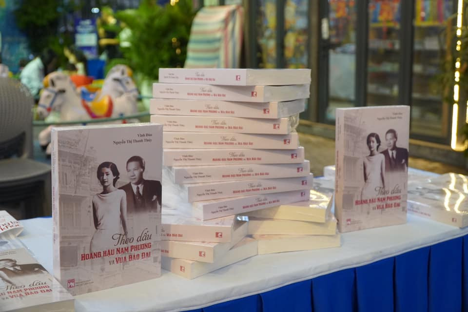 Cuốn sách Theo dấu hoàng hậu Nam Phương và vua Bảo Đại được phát hành trên toàn quốc từ 5.