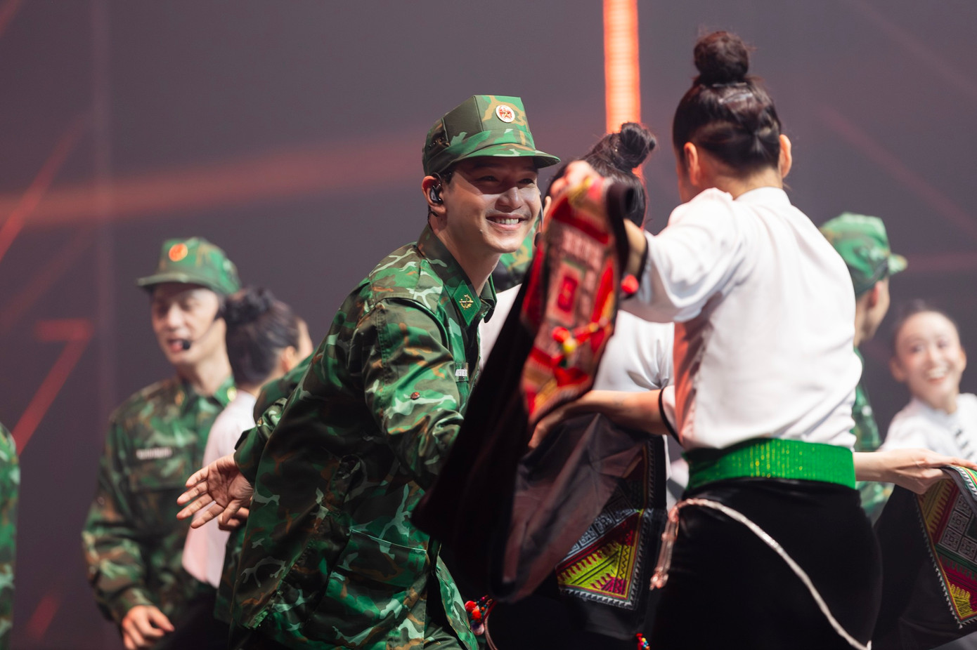 Tiết mục Chiếc khăn piêu trong chương trình Anh trai vượt ngàn chông gai được nhiều khán giả trẻ yêu thích. Tiết mục Chiếc khăn piêu trong chương trình Anh trai vượt ngàn chông gai được nhiều khán giả trẻ yêu thích.