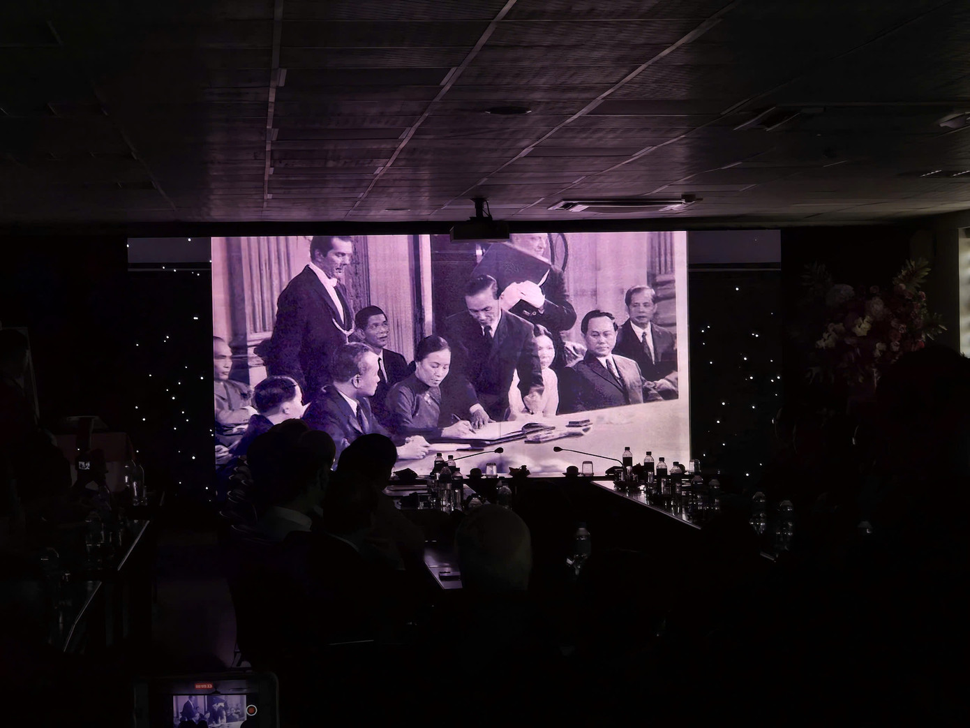 Những thước phim tư liệu nhìn lại hành trình cống hiến của nhà báo Lý Văn Sáu cho sự nghiệp đấu tranh giành độc lập dân tộc và dựng xây đất nước. Những thước phim tư liệu nhìn lại hành trình cống hiến của nhà báo Lý Văn Sáu cho sự nghiệp đấu tranh giành độc lập dân tộc và dựng xây đất nước.