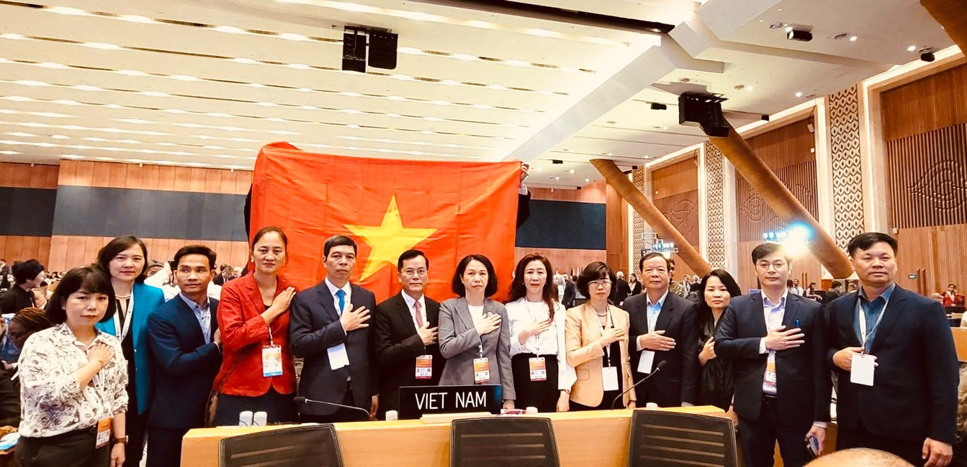 Đoàn Việt Nam tại phiên họp thông qua Báo cáo tình trạng bảo tồn Di sản Thế giới Hoàng thành Thăng Long.