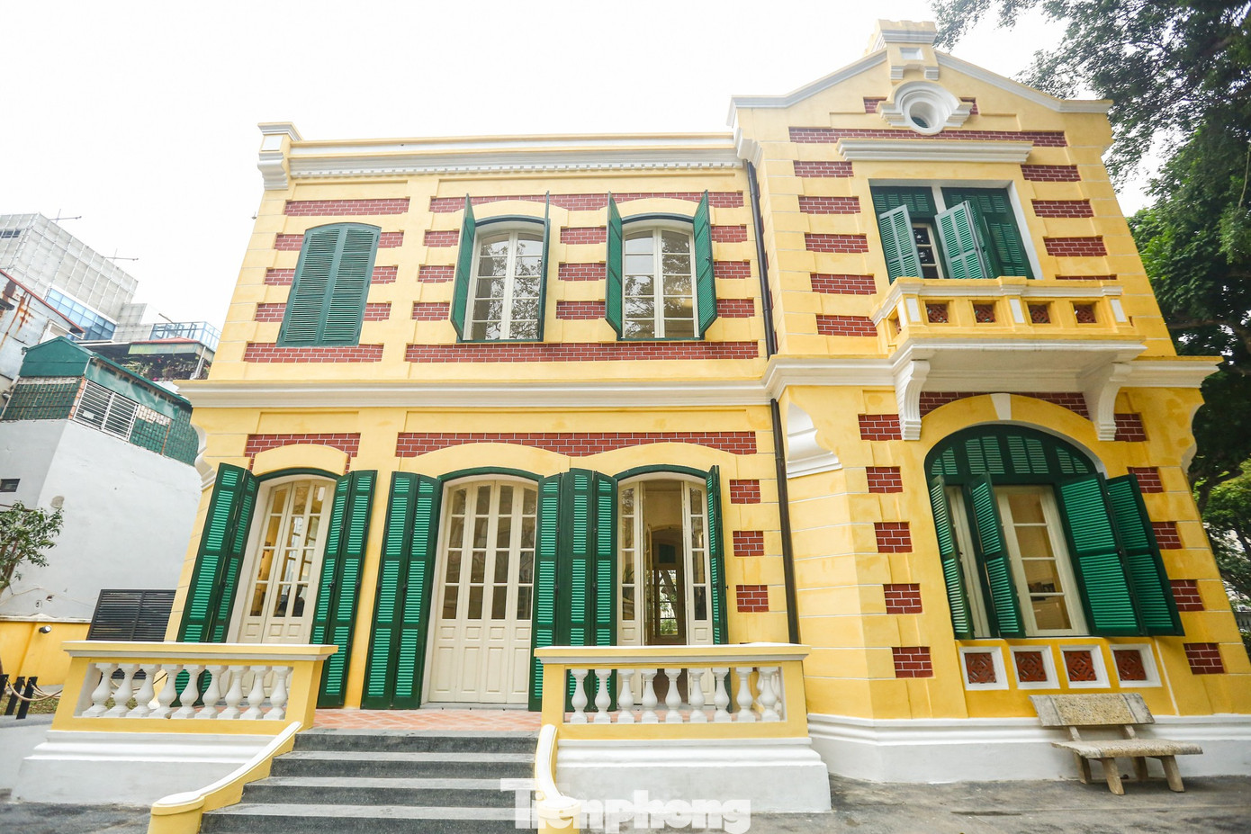 Công trình biệt thự cổ 49 Trần Hưng Đạo được trùng tu với hai màu vàng và đỏ. Công trình biệt thự cổ 49 Trần Hưng Đạo được trùng tu với hai màu vàng và đỏ.