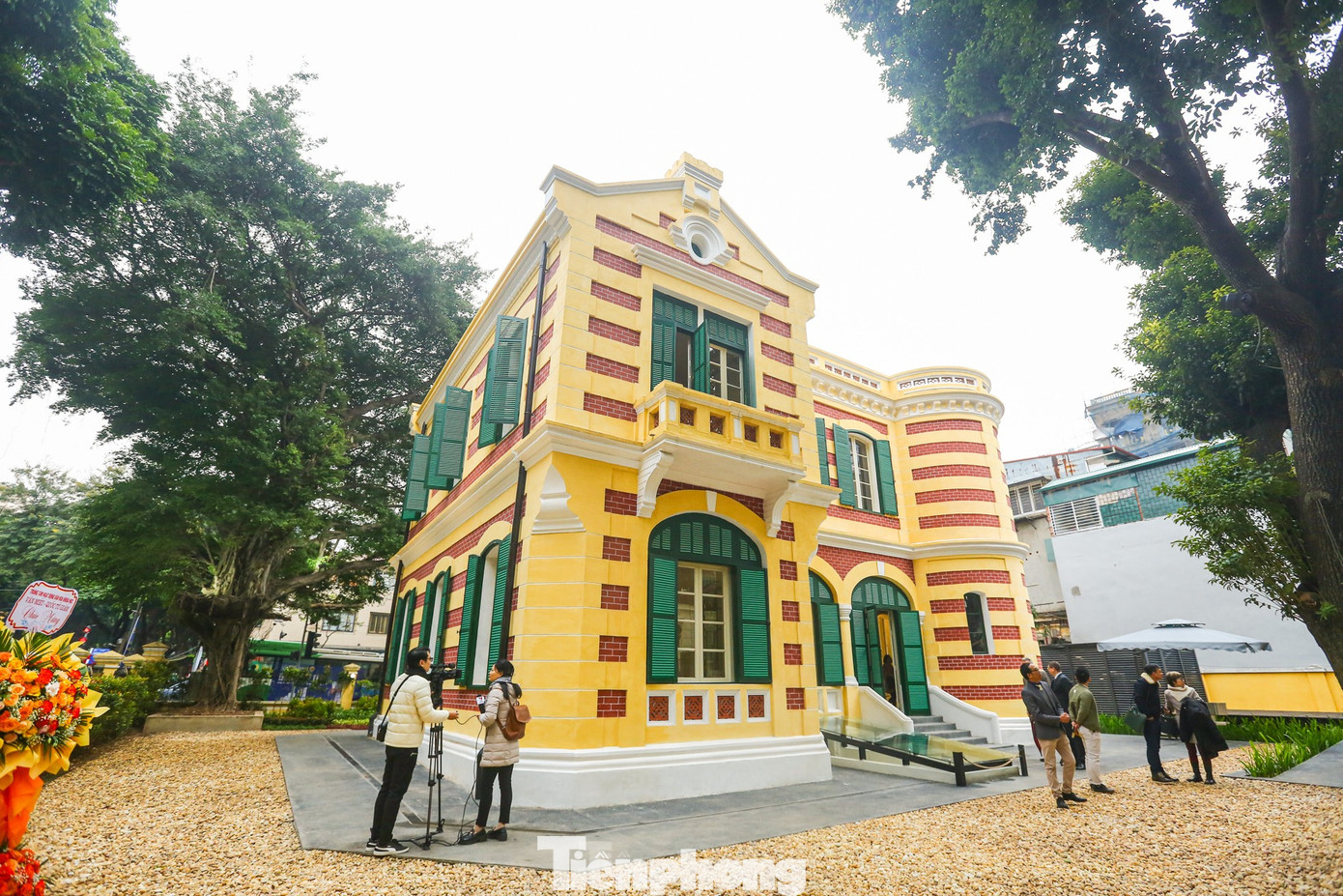 Công trình biệt thự cổ 49 Trần Hưng Đạo được trùng tu với hai màu vàng và đỏ. Công trình biệt thự cổ 49 Trần Hưng Đạo được trùng tu với hai màu vàng và đỏ.