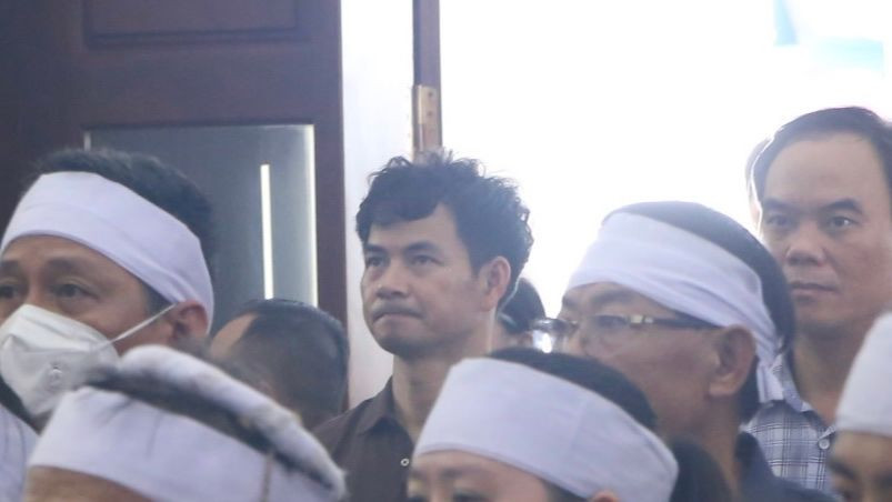 NSND Xuân Bắc dẫn đầu đoàn nghệ sĩ Nhà hát Kịch Việt Nam tiễn đưa nghệ sĩ Hữu Độ. NSND Xuân Bắc dẫn đầu đoàn nghệ sĩ Nhà hát Kịch Việt Nam tiễn đưa nghệ sĩ Hữu Độ.