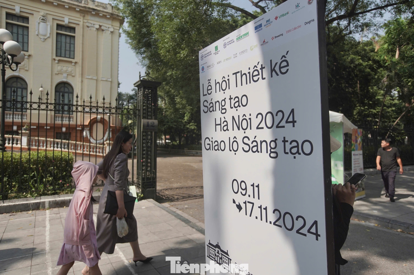 Tòa nhà Bắc Bộ Phủ - nơi từng là Dinh Thống sứ Bắc Kỳ rồi Phủ Khâm sai Bắc Kỳ, ghi dấu cuộc Tổng khởi nghĩa giành chính quyền đầu tiên tại Hà Nội năm 1945, Giải phóng Thủ Đô năm 1954 được biến hóa thành một không gian sáng tạo đặc biệt.