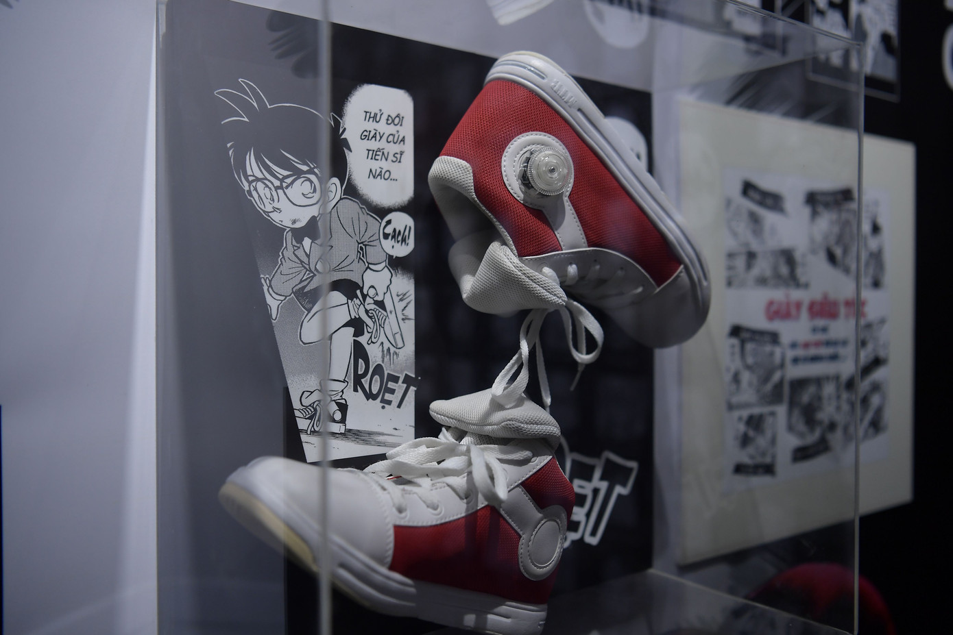 Đôi giày siêu tốc Conan sử dụng được mô phỏng lại. Theo truyện, đôi giày có thể sút mọi thứ với lực rất lớn, giúp ích cho thám tử phá án.