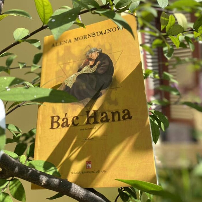 Cuốn sách Bác Hana khắc họa số phận của người trải qua nạn diệt chủng, dịch bệnh với mặc cảm tội lỗi khi là người duy nhất sống sót.