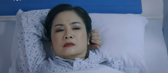 Khi chồng vào viện thăm bà Hạ Lan (NSND Thu Hà) cũng thể hiện thái độ đay nghiến, mỉa mai. Khi chồng vào viện thăm bà Hạ Lan (NSND Thu Hà) cũng thể hiện thái độ đay nghiến, mỉa mai.