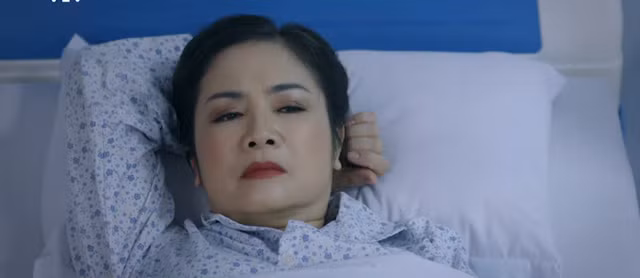 Khi chồng vào viện thăm bà Hạ Lan (NSND Thu Hà) cũng thể hiện thái độ đay nghiến, mỉa mai.