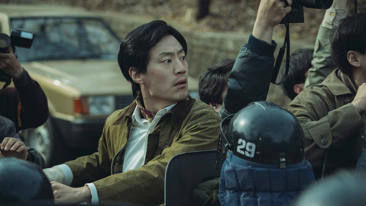 1987: Ngày định mệnh lấy bối cảnh năm 1987, mở đầu bằng cái chết thương tâm, đầy uẩn khúc của Park Jong Chul (Yeo Jin Goo).