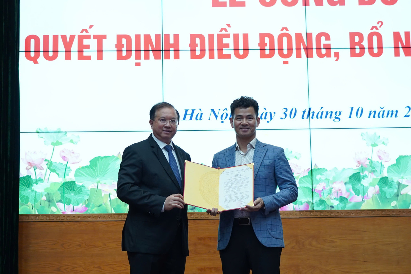 Thứ trưởng Bộ VHTTDL Tạ Quang Đông trao quyết định bổ nhiệm Cục trưởng Cục Nghệ thuật biểu diễn cho NSND Xuân Bắc.