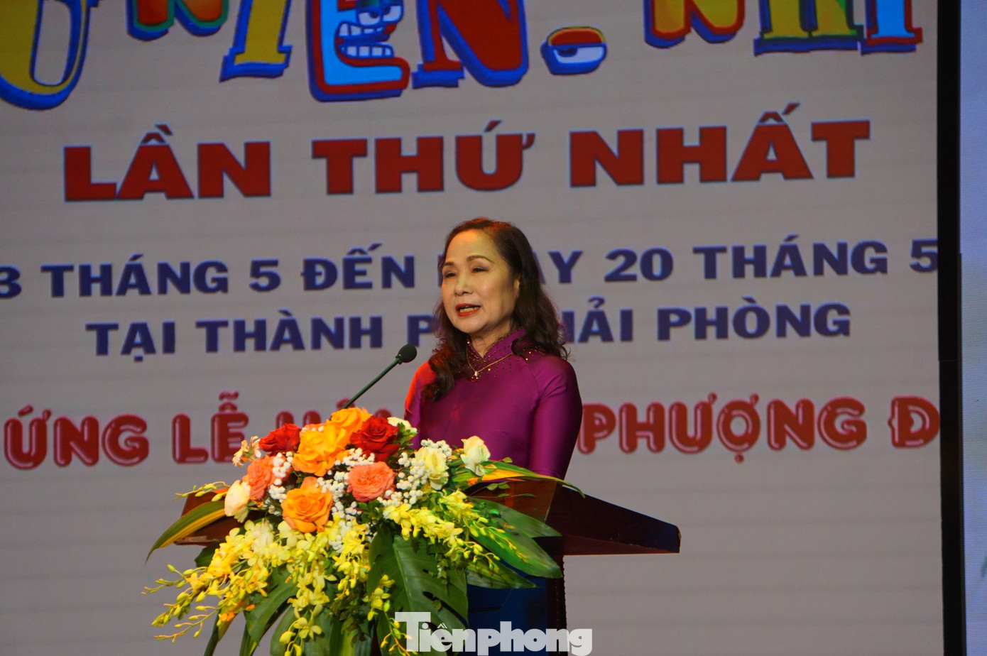 NSND Trịnh Thúy Mùi - Chủ tịch Hội Nghệ sĩ sân khấu Việt Nam - phát biểu khai mạc liên hoan.