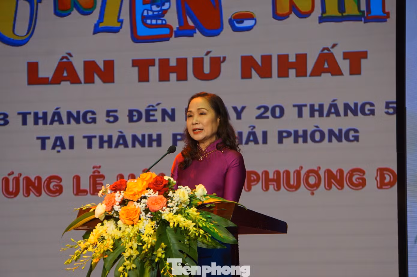NSND Trịnh Thúy Mùi - Chủ tịch Hội Nghệ sĩ sân khấu Việt Nam - phát biểu khai mạc liên hoan.