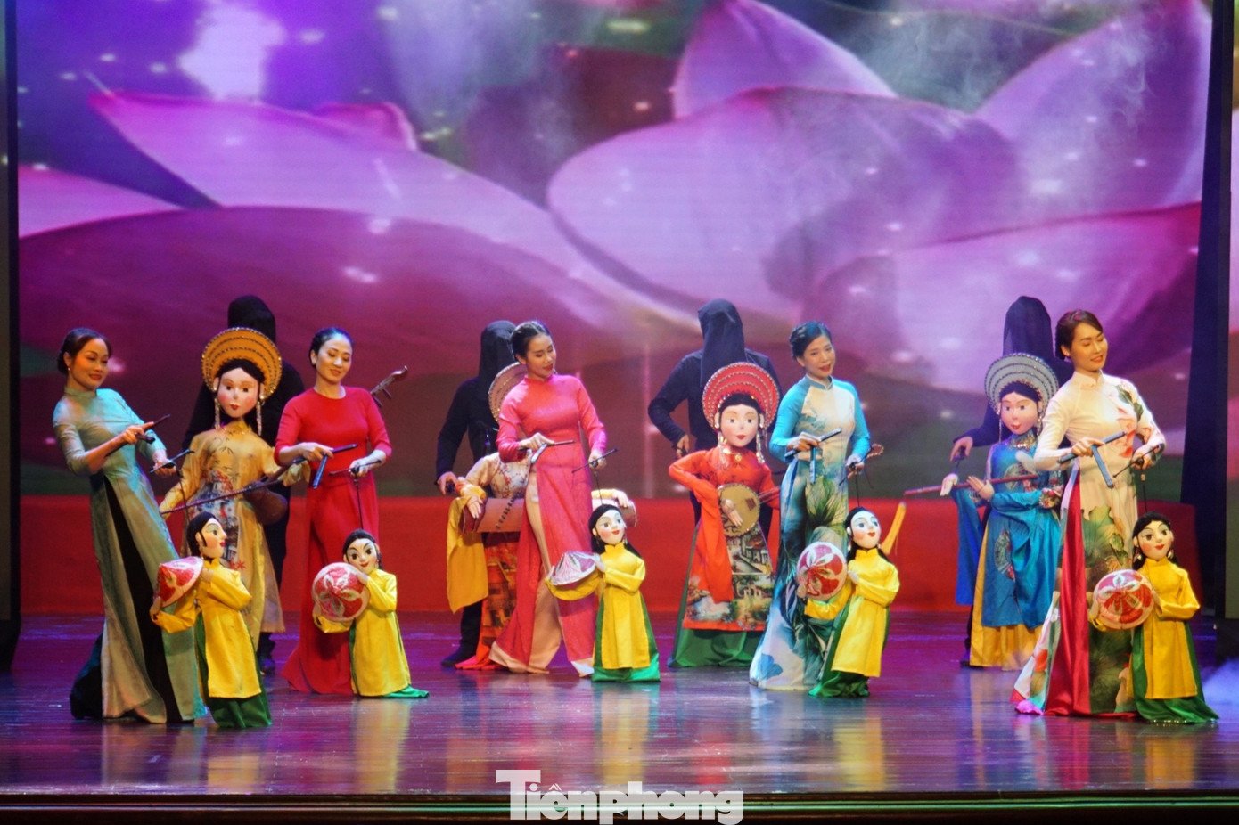 Tiết mục múa rối Xin chào Việt Nam mở màn lễ khai mạc Liên hoan Nghệ thuật sân khấu cho thiếu niên, nhi đồng lần thứ nhất.