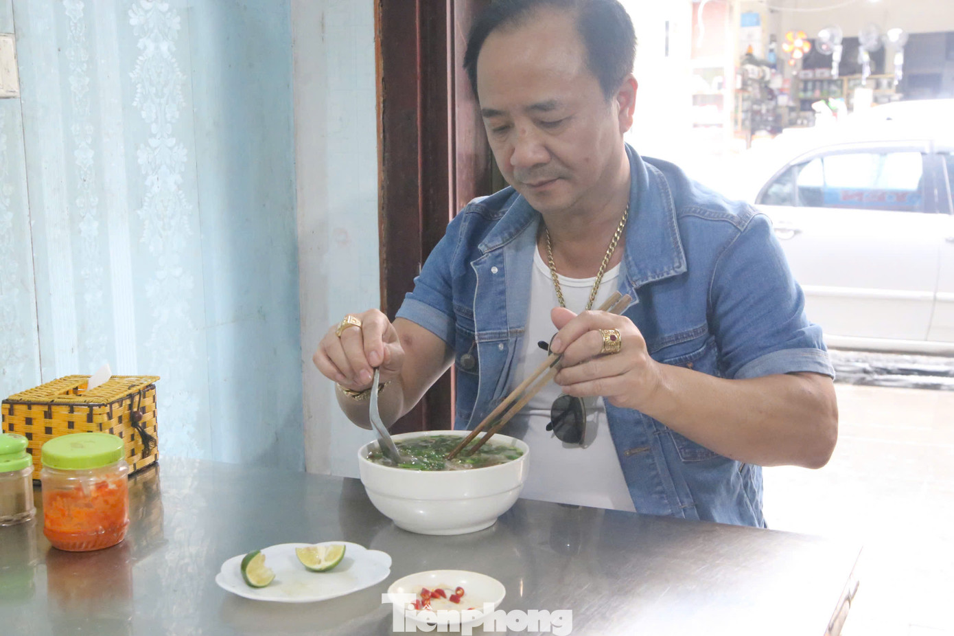 Điều níu chân thực khách ở món phở áp chảo là nước phở ngọt từ xương, bánh phở mềm mà dẻo cùng thịt bò xào nêm nếm đủ vị, mềm, ngọt. Một người dân ở thành phố Nam Định nói rằng ấn tượng nhất khi ăn phở áp chảo là nước dùng ngọt, phở và thịt bò mềm.