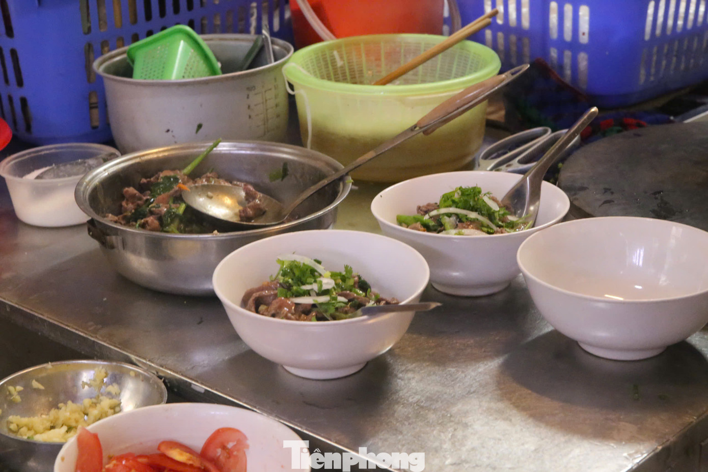 Một trong những món phở được thực khách săn đón ở Nam Định là phở áp chảo. Phần thịt bò được đảo trên chảo mỡ nóng già cùng với tỏi, rau cải, cà chua, hành tây, cà rốt và chút nước dùng phở cho thịt thêm mềm. Gắp bánh phở vào bát, đặt phần thịt bò đã xào lên trên và chan nước dùng, thêm chút hành và rau mùi trang trí và làm dậy mùi bát phở. Có quán phở áp chảo chỉ trong một buổi sáng bán hết hơn 200 bát.