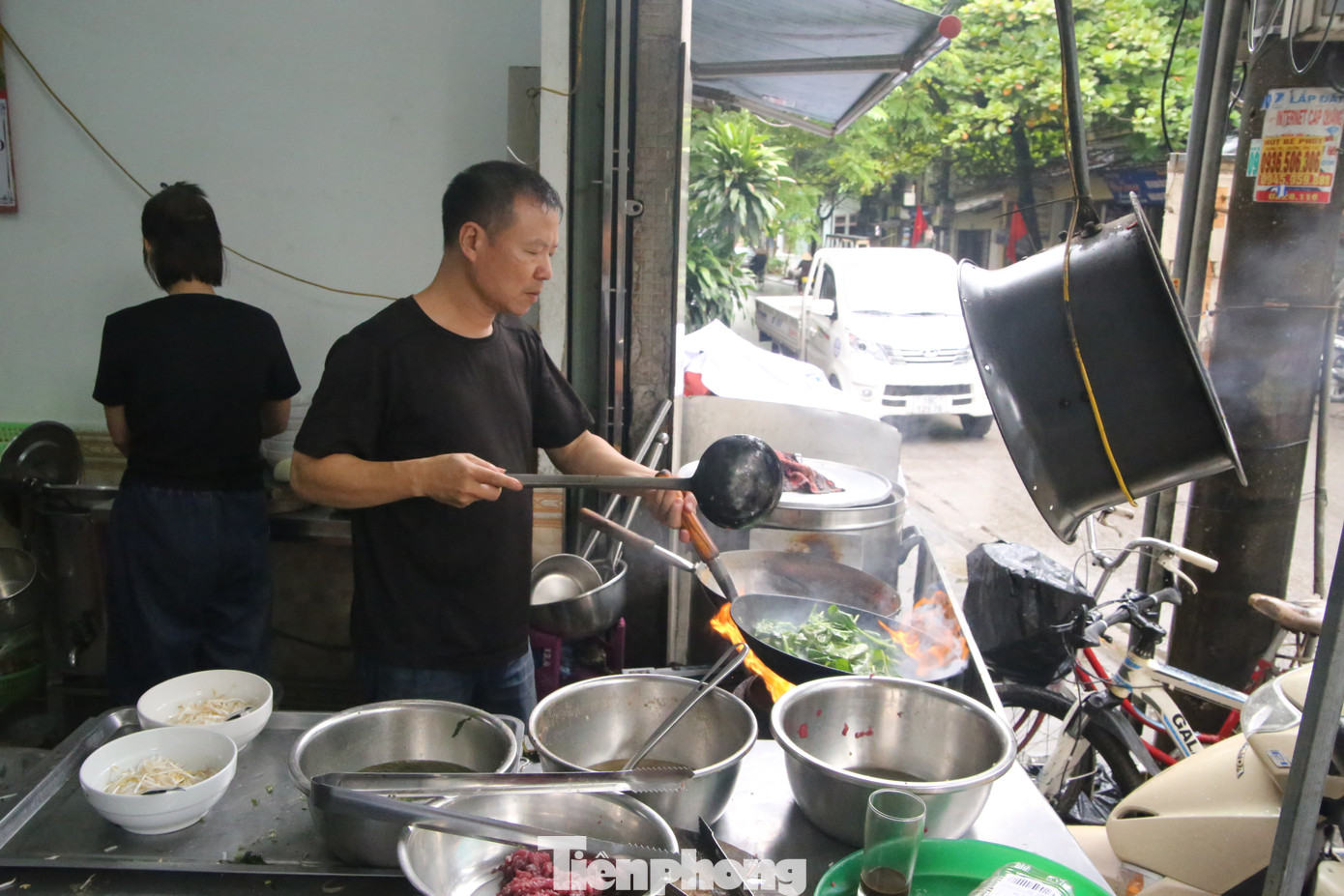 Anh Trương Quang Hải - chủ quán phở Hải (TP. Nam Định) - cho biết để có một bát phở áp chảo, anh phải chuẩn bị hàng từ 4-5h sáng. Quán của anh Hải tấp nập khách ngay từ sáng sớm và đặc biệt đông khách lúc 7-8h sáng. "Bí quyết quan trọng nhất để có bát phở ngon là nguyên liệu phải chuẩn. Từ bánh phở, thịt bò chúng tôi đều phải tuyển chọn rất kỹ càng. Đặc biệt để có những bát phở áp chảo ngon, việc chọn thịt bò, sơ chế đã chiếm đến 80% sự thành công, phần còn lại là canh lửa và nêm nếm gia vị cho phù hợp", anh Trương Quang Hải nêu.