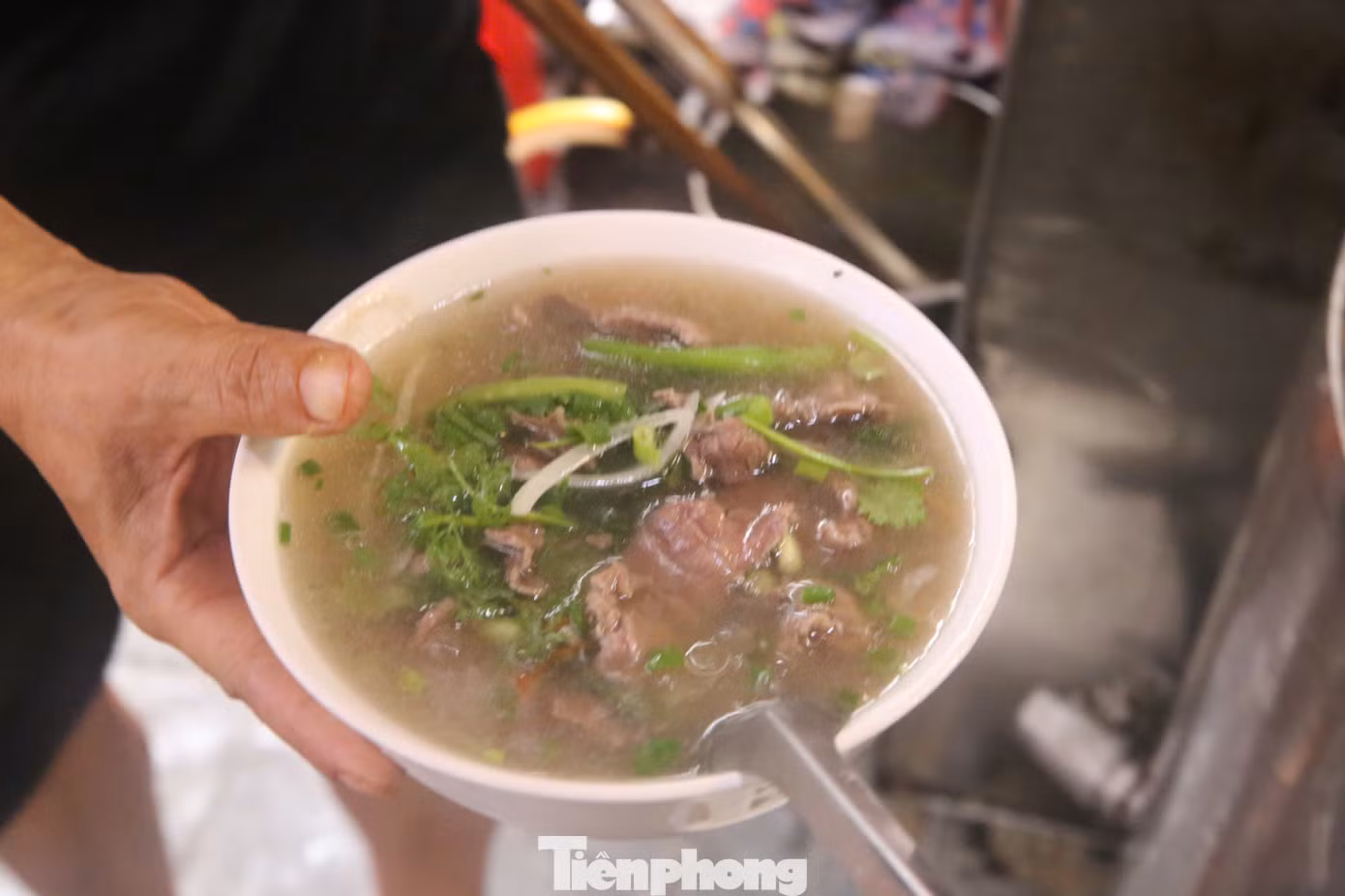 Một trong những món phở được thực khách săn đón ở Nam Định là phở áp chảo. Phần thịt bò được đảo trên chảo mỡ nóng già cùng với tỏi, rau cải, cà chua, hành tây, cà rốt và chút nước dùng phở cho thịt thêm mềm. Gắp bánh phở vào bát, đặt phần thịt bò đã xào lên trên và chan nước dùng, thêm chút hành và rau mùi trang trí và làm dậy mùi bát phở. Có quán phở áp chảo chỉ trong một buổi sáng bán hết hơn 200 bát.