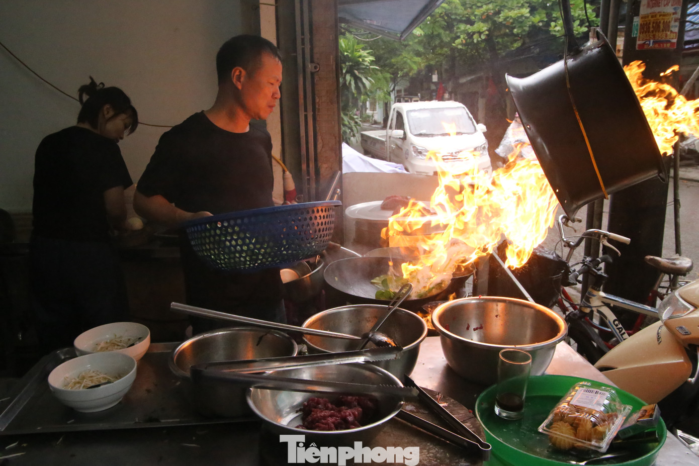Anh Trương Quang Hải - chủ quán phở Hải (TP. Nam Định) - cho biết để có một bát phở áp chảo, anh phải chuẩn bị hàng từ 4-5h sáng. Quán của anh Hải tấp nập khách ngay từ sáng sớm và đặc biệt đông khách lúc 7-8h sáng. "Bí quyết quan trọng nhất để có bát phở ngon là nguyên liệu phải chuẩn. Từ bánh phở, thịt bò chúng tôi đều phải tuyển chọn rất kỹ càng. Đặc biệt để có những bát phở áp chảo ngon, việc chọn thịt bò, sơ chế đã chiếm đến 80% sự thành công, phần còn lại là canh lửa và nêm nếm gia vị cho phù hợp", anh Trương Quang Hải nêu.