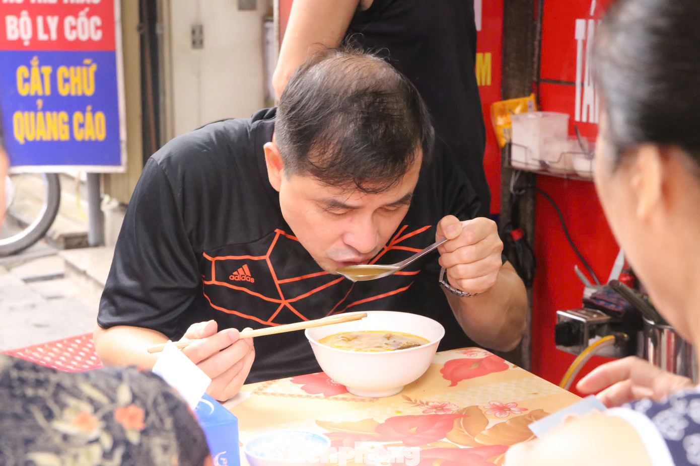 Điều níu chân thực khách ở món phở áp chảo là nước phở ngọt từ xương, bánh phở mềm mà dẻo cùng thịt bò xào nêm nếm đủ vị, mềm, ngọt. Một người dân ở thành phố Nam Định nói rằng ấn tượng nhất khi ăn phở áp chảo là nước dùng ngọt, phở và thịt bò mềm.