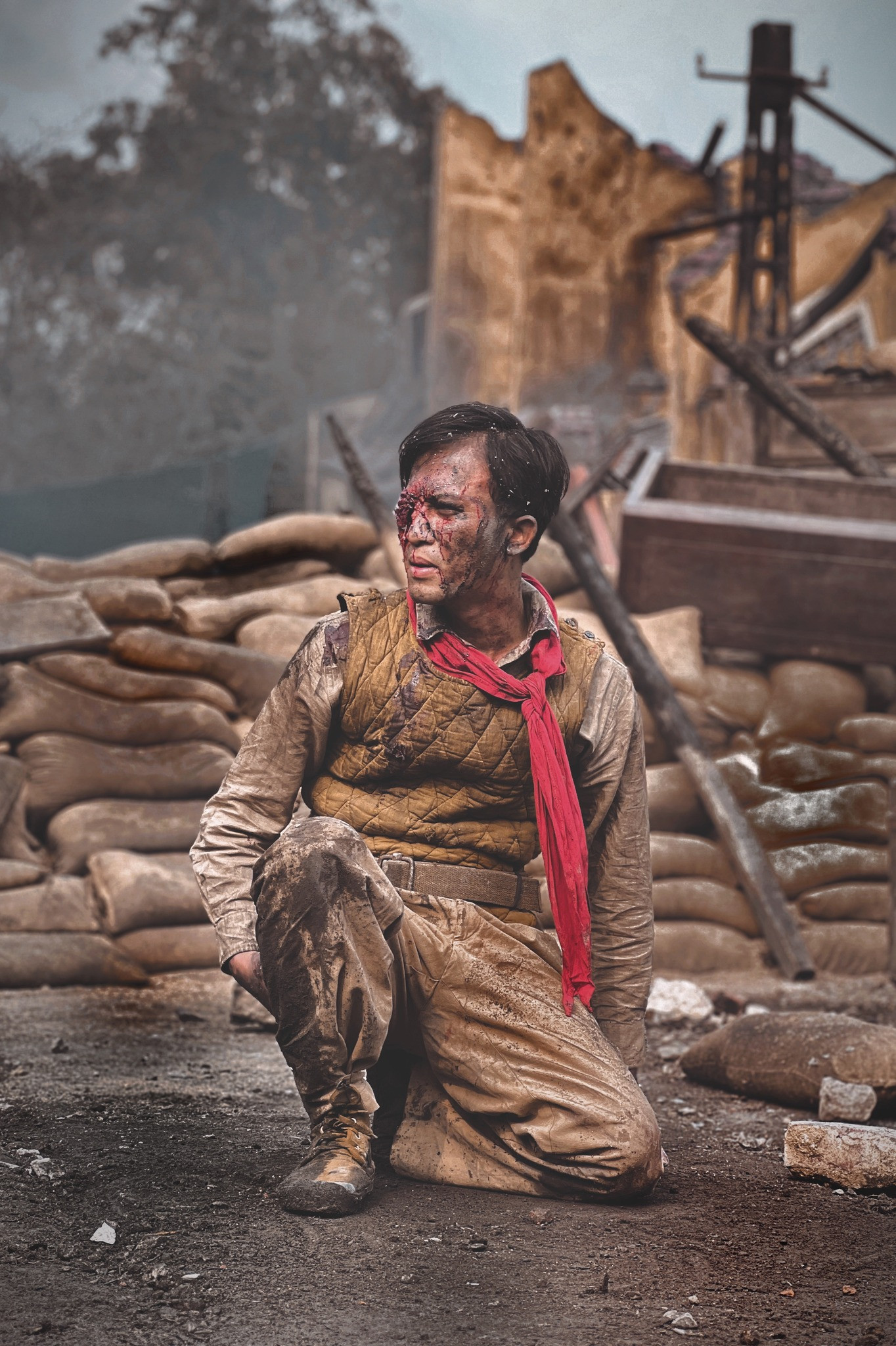 Đào, phở và piano gây ấn tượng khi khai thác hình ảnh những con người Hà Nội trong thời khói lửa.