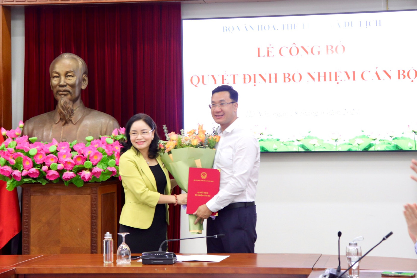 Ông Hà Minh Thắng - Phó vụ trưởng Vụ Tổ chức cán bộ - giữ chức Phó cục trưởng Cục Nghệ thuật biểu diễn từ ngày 17/6. Ông Hà Minh Thắng - Phó vụ trưởng Vụ Tổ chức cán bộ - giữ chức Phó cục trưởng Cục Nghệ thuật biểu diễn từ ngày 17/6.