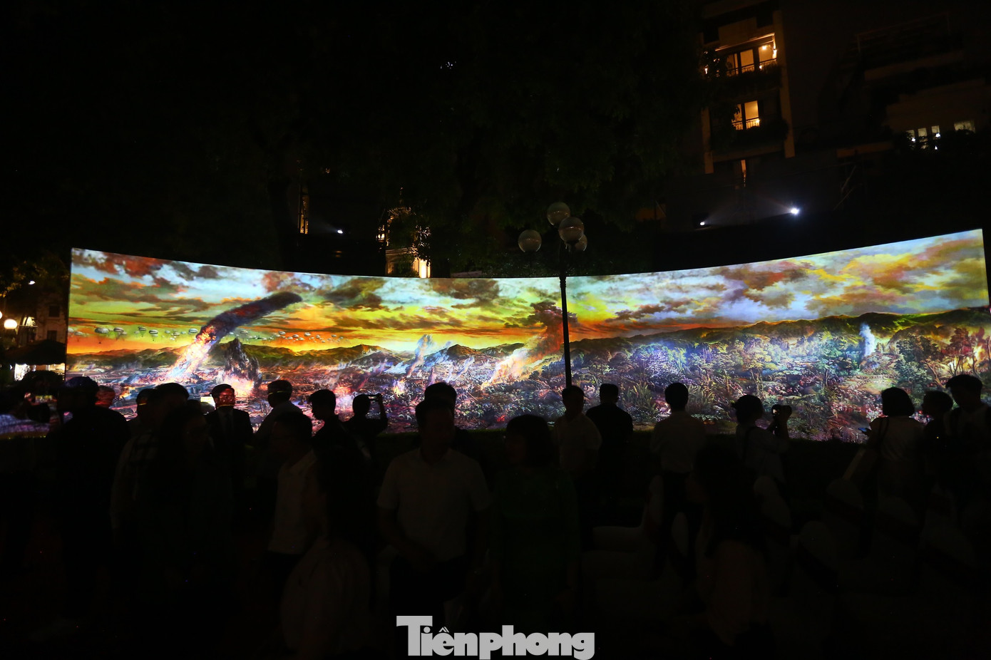 Tối 3/5, Bộ Thông tin và Truyền thông (Bộ TT&TT) phối hợp UBND TP. Hà Nội tổ chức khai mạc chương trình trình chiếu bức tranh panorama Chiến dịch Điện Biên Phủ bằng công nghệ 3D mapping tại tượng đài Cảm tử ( Hoàn Kiếm, Hà Nội).