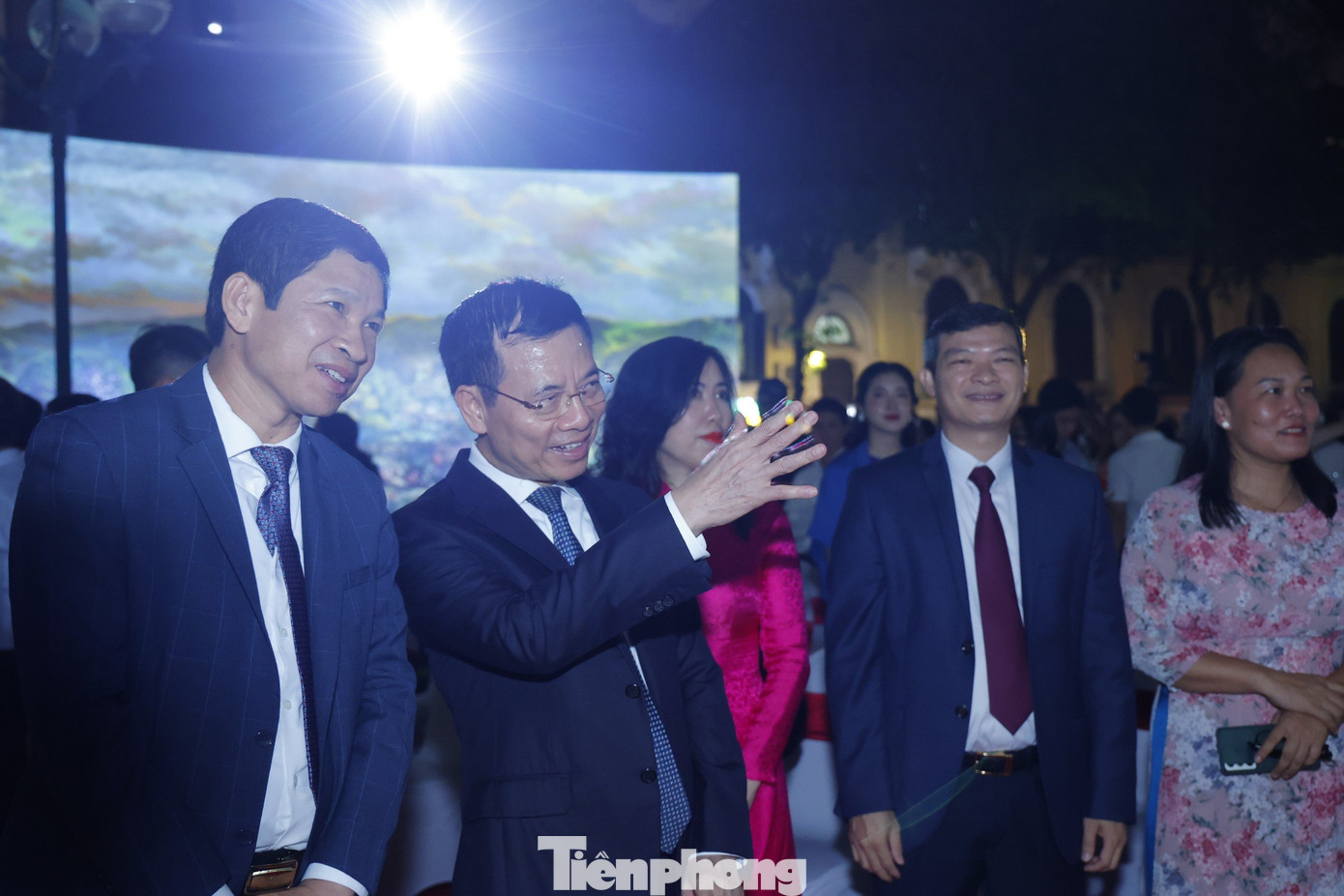 Bộ trưởng Bộ TT&TT Nguyễn Mạnh Hùng, Thứ trưởng Bộ VHTTDL Hồ An Phong (trái) cùng các đại biểu chiêm ngưỡng tác phẩm được tái hiện bằng 3D mapping. Các hoạ sĩ đã khắc họa hơn 4.500 nhân vật, sự hùng tráng ác liệt của chiến trường Điện Biên Phủ năm 1954 từ hàng ngàn tư liệu lịch sử được sưu tầm tại Bảo tàng Chiến thắng lịch sử Điện Biên Phủ, các chứng nhân lịch sử đã tạo nên bức tranh sống động, một kiệt tác về hội họa trong lịch sử mỹ thuật Việt Nam.