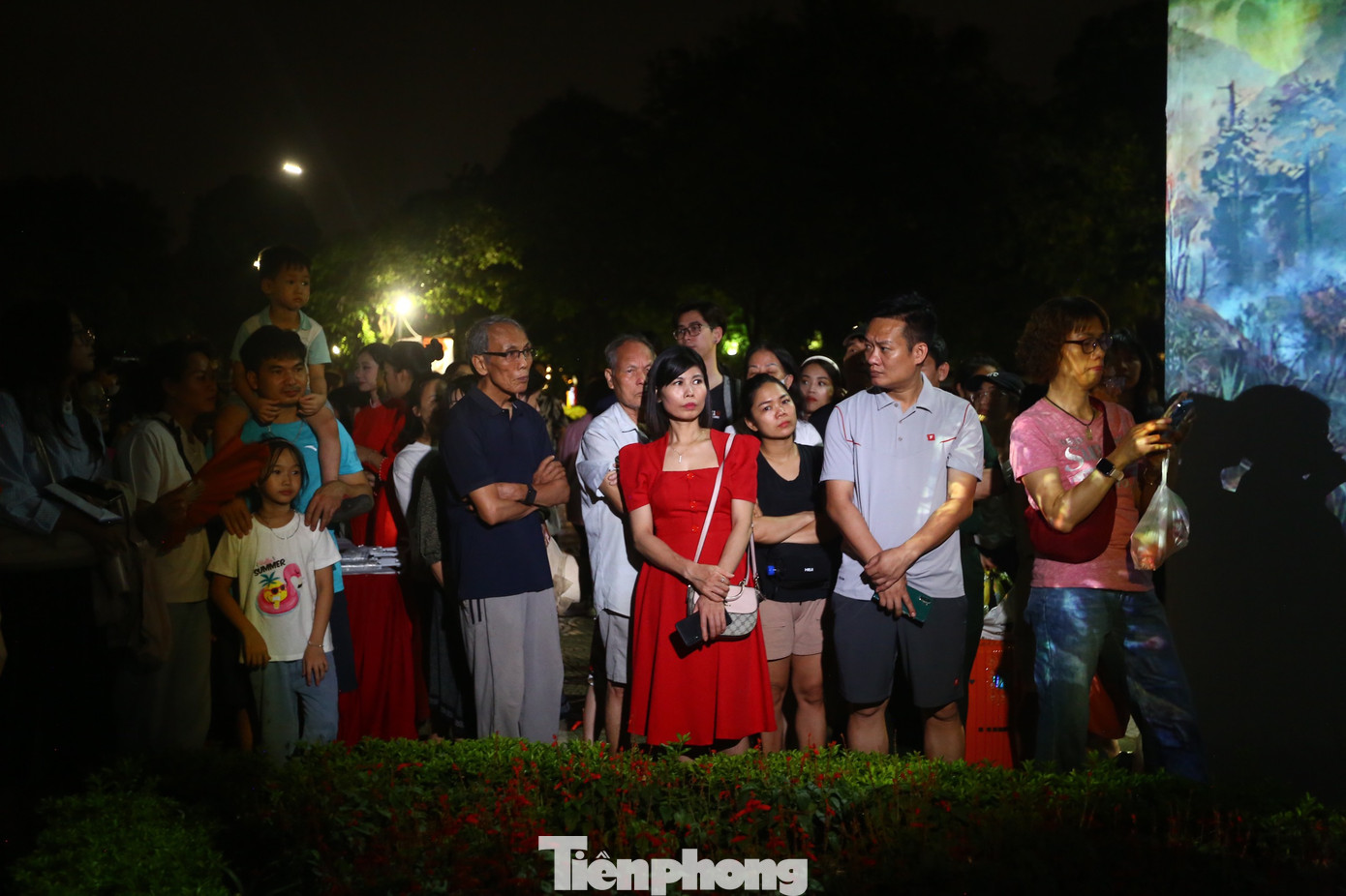 Trường đoạn Khúc dạo đầu hùng tráng sử dụng nhạc và lời nhạc bài hát Trên đồi Him Lam (sáng tác: Đỗ Nhuận) kết hợp âm thanh và ánh sáng khắc họa lại trận đánh tại Trung tâm đề kháng Him Lam ngày 13/3/1954. Trường đoạn Cuộc đối đầu lịch sử là sự kết hợp âm thanh, ánh sáng trên nền tiếng nổ của khối bộc phá gần 1.000 kg trên cứ điểm A1.