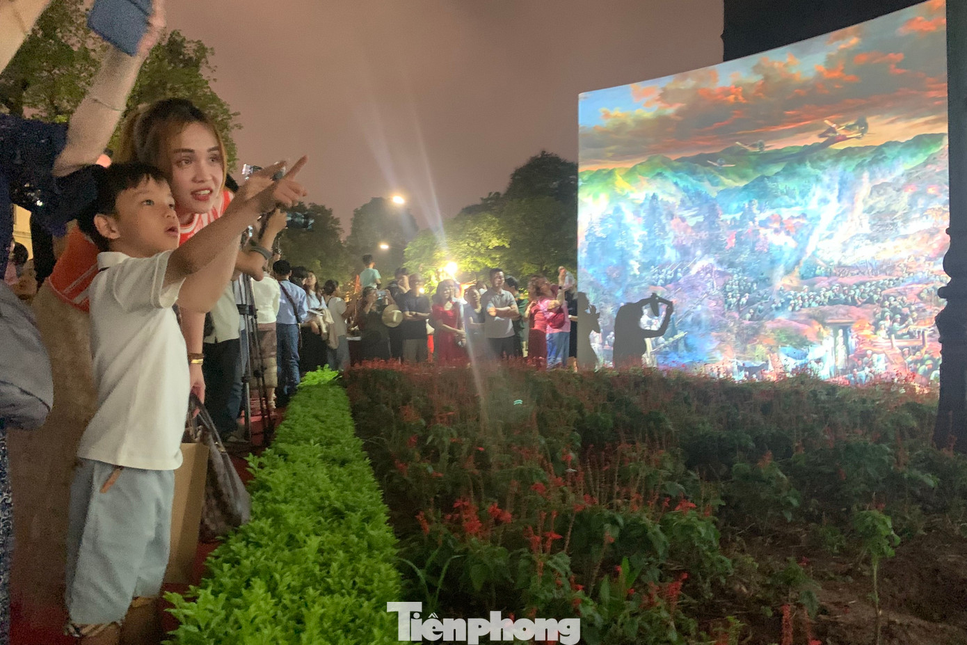 Với sự kết hợp giữa kỹ xảo, màu sắc, âm thanh sống động, buổi trình chiếu khiến nhiều người dân trong nước, bạn bè quốc tế thích thú. Thông qua buổi trình chiếu, công chúng, du khách cảm nhận và hiểu thêm về mốc son chói lọi của Việt Nam một cách trực quan và sinh động nhất.