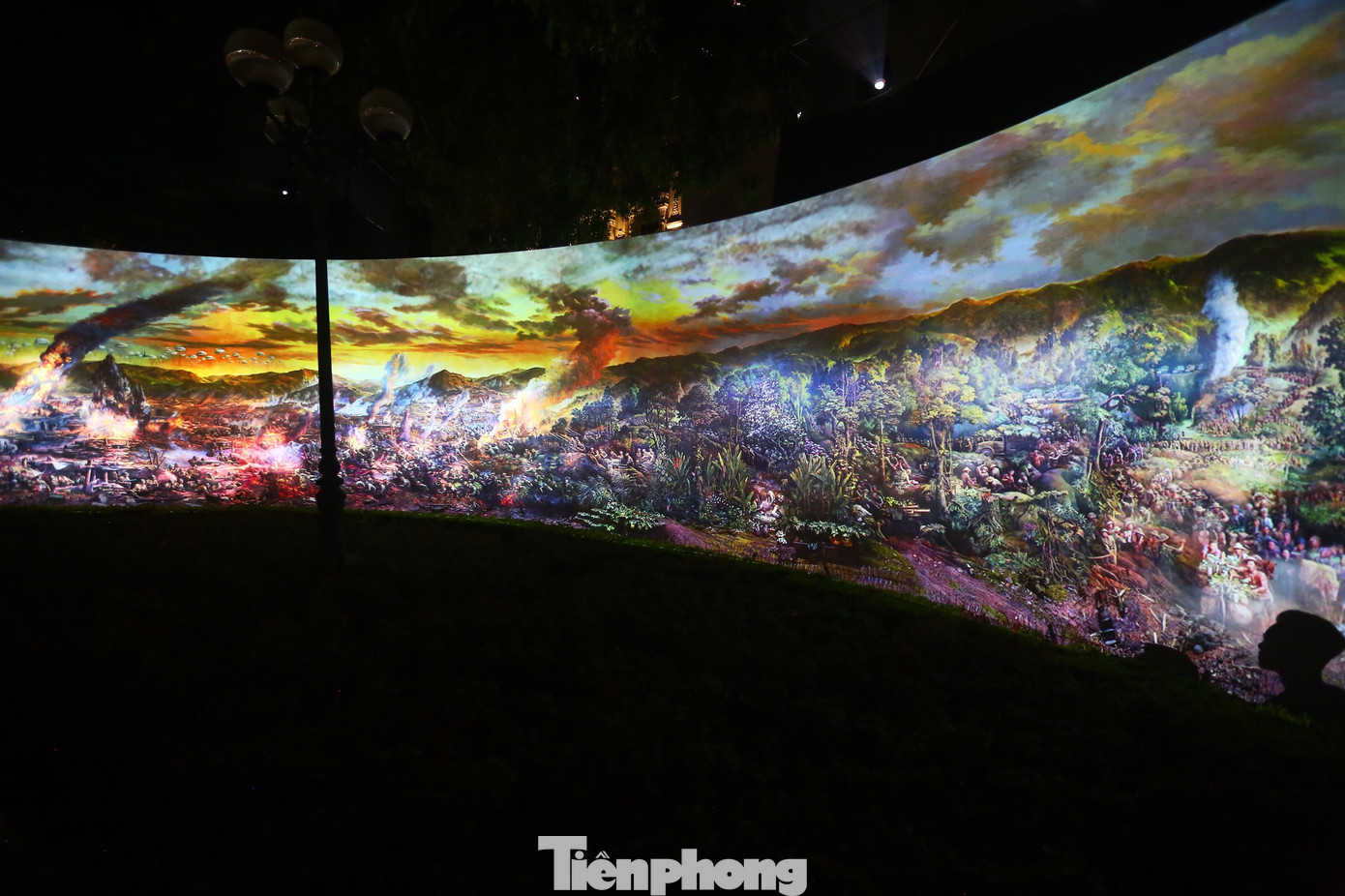 Bức tranh panorama Chiến dịch Điện Biên Phủ do gần 200 họa sĩ trẻ tốt nghiệp Đại học Mỹ thuật Việt Nam thực hiện, bằng chất liệu sơn dầu trên nền vải toan trong không gian 360 độ, chiều cao 20,5 m, chiều dài 132 m, đường kính 42 m, phần đắp nổi sắp đặt các mẫu vật nối tiếp, phần mái vòm thể hiện bầu trời hòa bình tạo nên một bức tranh có tổng diện tích hơn 3.000 m2.