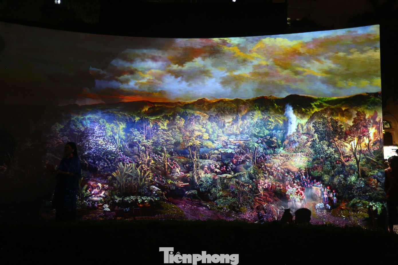 Trường đoạn Toàn dân ra trận được lồng nhạc và lời các bài hát: Pi noọng ơi (sáng tác: Văn Chung), Hành quân xa (sáng tác Đỗ Nhuận), Hò kéo Pháo ( sáng tác Hoàng Vân) nhằm thể hiện sức mạnh đoàn kết của dân tộc Việt Nam. Đó là bức chân dung của cả một thế hệ với hàng ngàn, hàng vạn con người, dấn thân vào một trận chiến vĩ đại vì nền độc lập tự do của Tổ quốc.