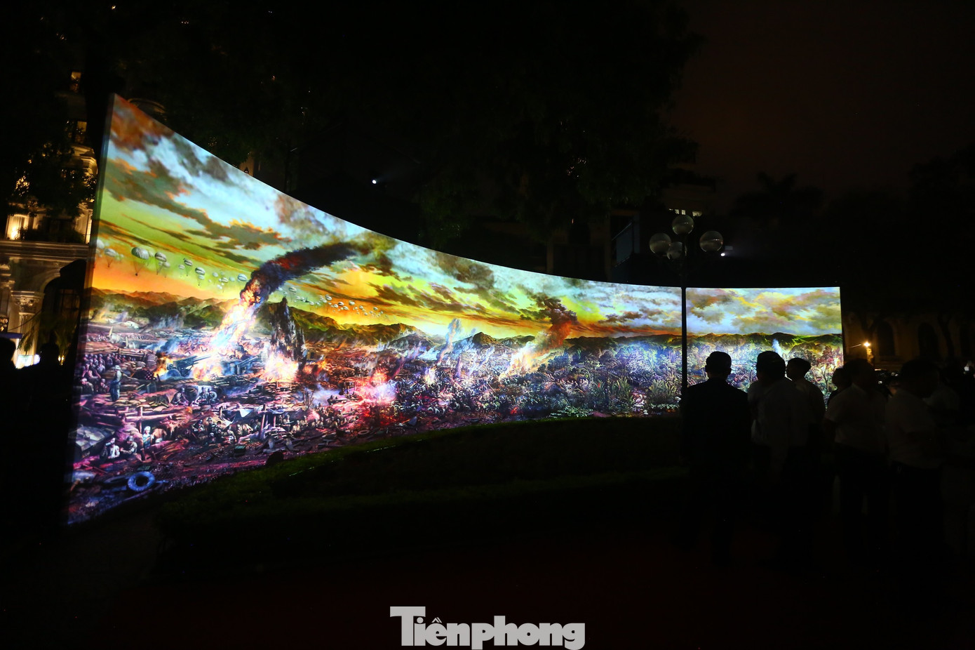 Chương trình trình chiếu 3D mapping bức tranh panorama Chiến dịch Điện Biên Phủ được chia thành 4 trường đoạn và phát đi phát lại liên tục trong suốt ca chiếu. Bốn trường đoạn gồm Toàn dân ra trận, Khúc dạo đầu hùng tráng, Cuộc đối đầu lịch sử, Khúc khải hoàn mừng chiến thắng.