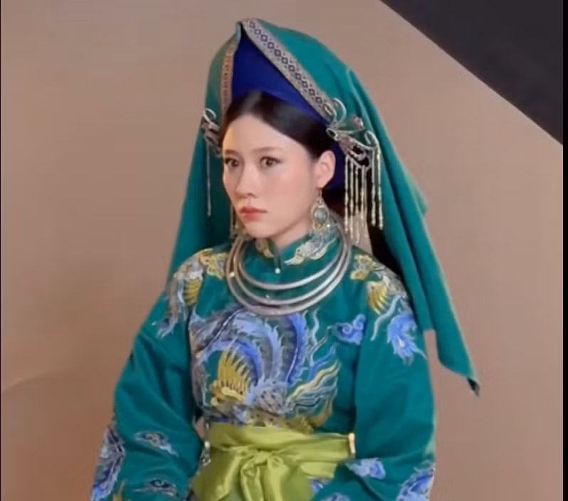 Tạo hình của Uyển Ân gợi nhớ đến hình ảnh Đức Chầu Đệ Nhị trong tín ngưỡng thờ Mẫu. Tạo hình của Uyển Ân gợi nhớ đến hình ảnh Đức Chầu Đệ Nhị trong tín ngưỡng thờ Mẫu.