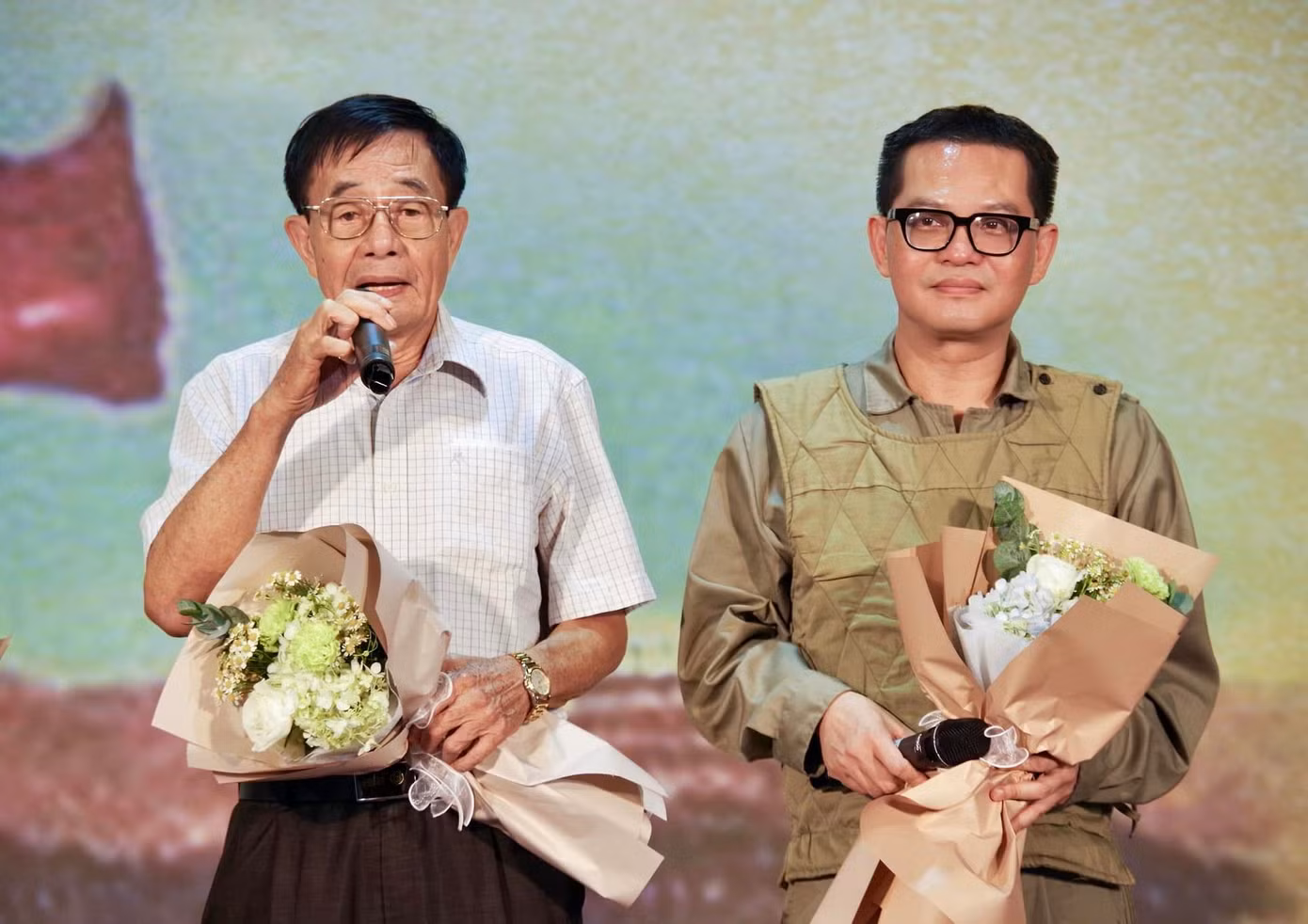 Trong phim NSND Trung Hiếu vào vai bộ đội tên Bảy. Đây cũng là vai diễn đầu tiên của nam nghệ sĩ khi chập chững vào nghề. Khi ấy nghệ sĩ Trung Hiếu chỉ mới 20 tuổi, đang là sinh viên năm thứ 3 của Đại học Sân khấu - Điện ảnh Hà Nội. Anh nhấn mạnh sự thành công bây giờ mình có được là nhờ những phút ban đầu ngô nghê nhưng đầy nhiệt huyết trong Hoa ban đỏ.
