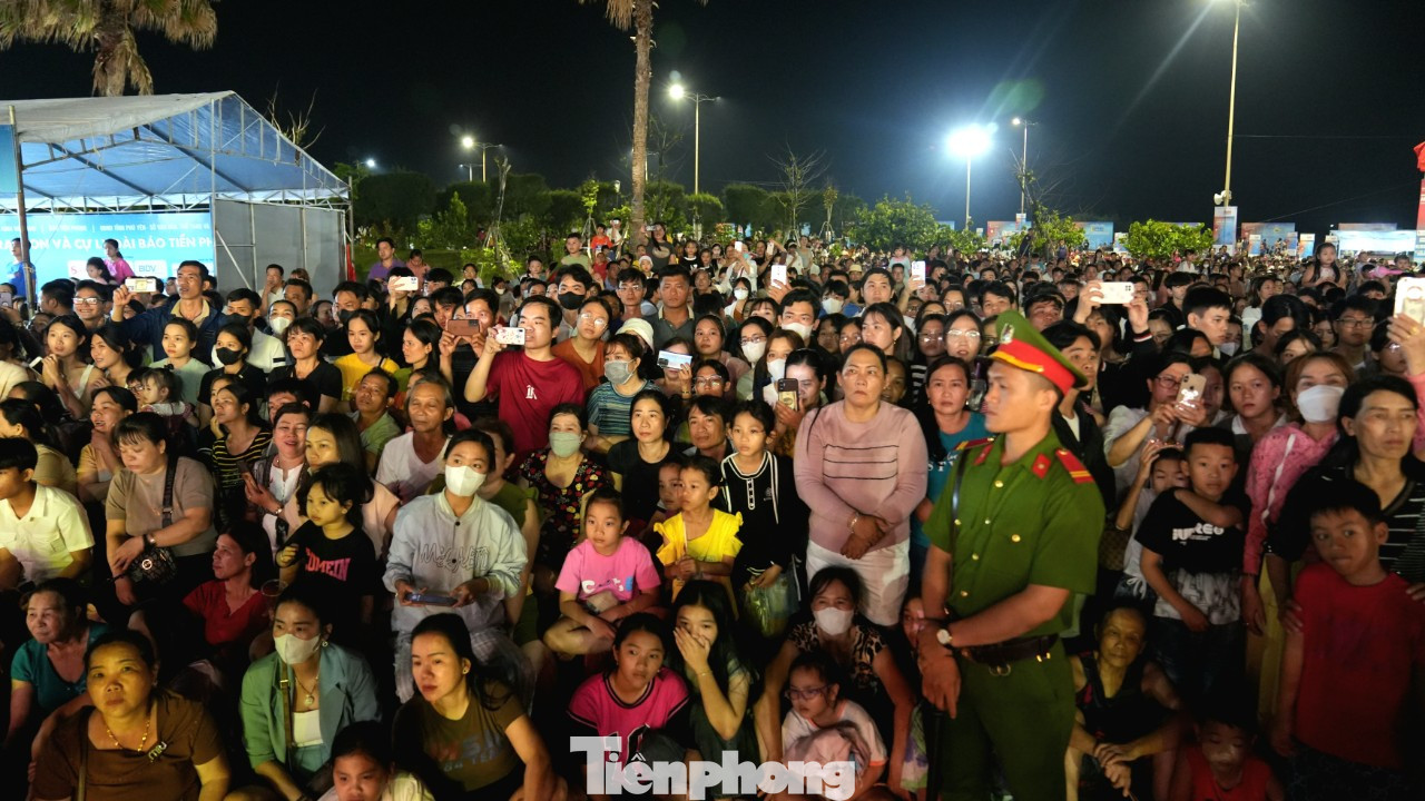 Hàng nghìn người dân, du khách đổ về Quảng trường 1/4 dự lễ khai mạc. Chương trình nghệ thuật được đầu tư công phu với sự góp mặt của đông đảo nghệ sĩ, hoa hậu, á hậu và người đẹp.