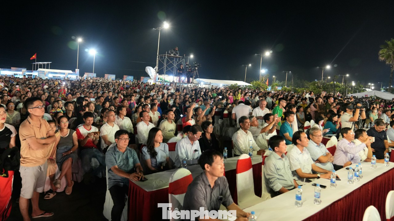Hàng nghìn người dân Phú Yên có mặt để thưởng thức những tiết mục đặc sắc trong chương trình lễ khai mạc Tuần Văn hóa - Du lịch Phú Yên năm 2024 với chủ đề Về miền di sản Phú Yên.