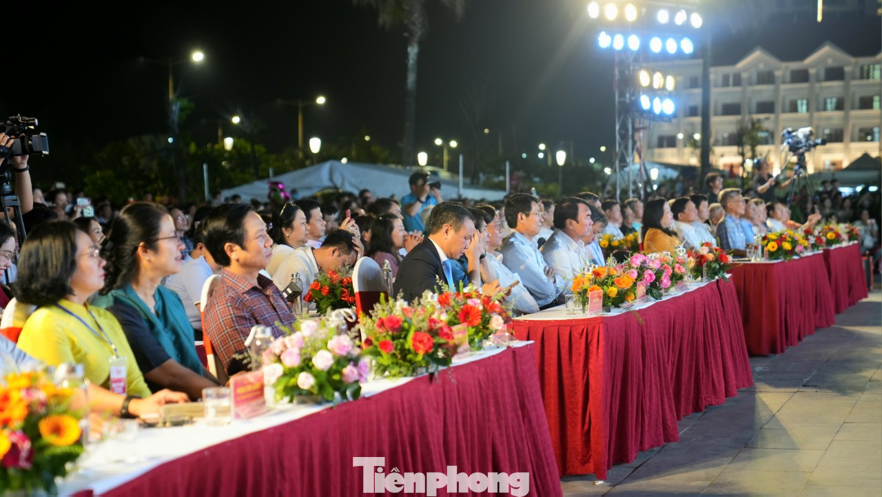 Dự lễ khai mạc Tuần Văn hóa - Du lịch Phú Yên năm 2024 có: Thứ trưởng Bộ Văn hóa, Thể thao và Du lịch (VHTTDL) Hoàng Đạo Cương; bà Lê Thị Hoàng Yến - Phó cục trưởng Cục Thể dục Thể thao; ông Phạm Văn Thủy - Phó cục trưởng Cục Du lịch quốc gia Việt Nam. Về phía tỉnh Phú Yên có: Bà Cao Thị Hòa An - Phó Bí thư Thường trực Tỉnh ủy, Chủ tịch HĐND tỉnh Phú Yên; ông Tạ Anh Tuấn - Chủ tịch UBND tỉnh Phú Yên, cùng các phó chủ tịch tỉnh, các lãnh đạo, nguyên lãnh đạo tỉnh, sở, ban, ngành và địa phương Phú Yên. Sự kiện cũng có sự hiện diện của lãnh đạo các tỉnh Quảng Trị, Lâm Đồng, Thanh Hóa, Gia Lai, Khánh Hòa; đại diện nhà tài trợ là lãnh đạo các ngân hàng Agribank, BIDV, HDBank…Về phía đơn vị tổ chức Tiền Phong Marathon 2024 có: Nhà báo Lê Xuân Sơn - Tổng biên tập báo Tiền Phong, đồng Trưởng Ban tổ chức Tiền Phong Marathon 2024; nhà báo Vũ Tiến - Phó tổng biên tập báo Tiền Phong, nhà báo Phùng Công Sưởng - Phó tổng biên tập báo Tiền Phong.