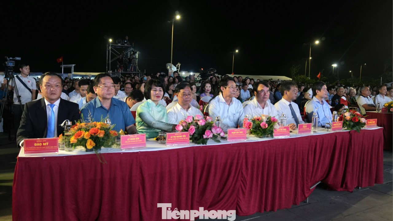 Dự lễ khai mạc Tuần Văn hóa - Du lịch Phú Yên năm 2024 có: Thứ trưởng Bộ Văn hóa, Thể thao và Du lịch (VHTTDL) Hoàng Đạo Cương; bà Lê Thị Hoàng Yến - Phó cục trưởng Cục Thể dục Thể thao; ông Phạm Văn Thủy - Phó cục trưởng Cục Du lịch quốc gia Việt Nam. Về phía tỉnh Phú Yên có: Bà Cao Thị Hòa An - Phó Bí thư Thường trực Tỉnh ủy, Chủ tịch HĐND tỉnh Phú Yên; ông Tạ Anh Tuấn - Chủ tịch UBND tỉnh Phú Yên, cùng các phó chủ tịch tỉnh, các lãnh đạo, nguyên lãnh đạo tỉnh, sở, ban, ngành và địa phương Phú Yên. Sự kiện cũng có sự hiện diện của lãnh đạo các tỉnh Quảng Trị, Lâm Đồng, Thanh Hóa, Gia Lai, Khánh Hòa; đại diện nhà tài trợ là lãnh đạo các ngân hàng Agribank, BIDV, HDBank…Về phía đơn vị tổ chức Tiền Phong Marathon 2024 có: Nhà báo Lê Xuân Sơn - Tổng biên tập báo Tiền Phong, đồng Trưởng Ban tổ chức Tiền Phong Marathon 2024; nhà báo Vũ Tiến - Phó tổng biên tập báo Tiền Phong, nhà báo Phùng Công Sưởng - Phó tổng biên tập báo Tiền Phong.