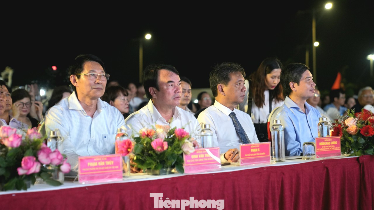 Dự lễ khai mạc Tuần Văn hóa - Du lịch Phú Yên năm 2024 có: Thứ trưởng Bộ Văn hóa, Thể thao và Du lịch (VHTTDL) Hoàng Đạo Cương; bà Lê Thị Hoàng Yến - Phó cục trưởng Cục Thể dục Thể thao; ông Phạm Văn Thủy - Phó cục trưởng Cục Du lịch quốc gia Việt Nam. Về phía tỉnh Phú Yên có: Bà Cao Thị Hòa An - Phó Bí thư Thường trực Tỉnh ủy, Chủ tịch HĐND tỉnh Phú Yên; ông Tạ Anh Tuấn - Chủ tịch UBND tỉnh Phú Yên, cùng các phó chủ tịch tỉnh, các lãnh đạo, nguyên lãnh đạo tỉnh, sở, ban, ngành và địa phương Phú Yên. Sự kiện cũng có sự hiện diện của lãnh đạo các tỉnh Quảng Trị, Lâm Đồng, Thanh Hóa, Gia Lai, Khánh Hòa; đại diện nhà tài trợ là lãnh đạo các ngân hàng Agribank, BIDV, HDBank…Về phía đơn vị tổ chức Tiền Phong Marathon 2024 có: Nhà báo Lê Xuân Sơn - Tổng biên tập báo Tiền Phong, đồng Trưởng Ban tổ chức Tiền Phong Marathon 2024; nhà báo Vũ Tiến - Phó tổng biên tập báo Tiền Phong, nhà báo Phùng Công Sưởng - Phó tổng biên tập báo Tiền Phong.