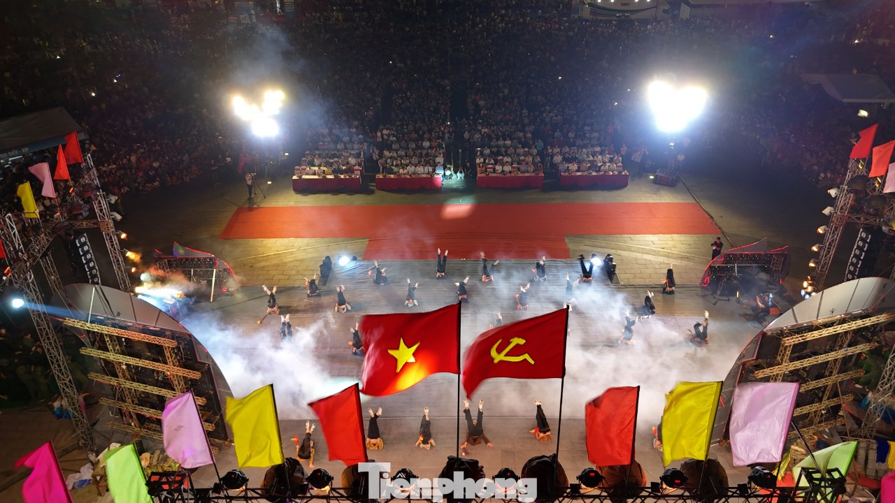 Chương trình nghệ thuật được đầu tư quy mô nhằm khắc họa vùng đất và con người Phú Yên. Chương trình có sự tham gia của nghệ sĩ Nhà hát Ca múa nhạc dân gian Sao Biển, các nghệ sĩ từ phương Nam và ca sĩ Tùng Dương từ Thủ đô Hà Nội.