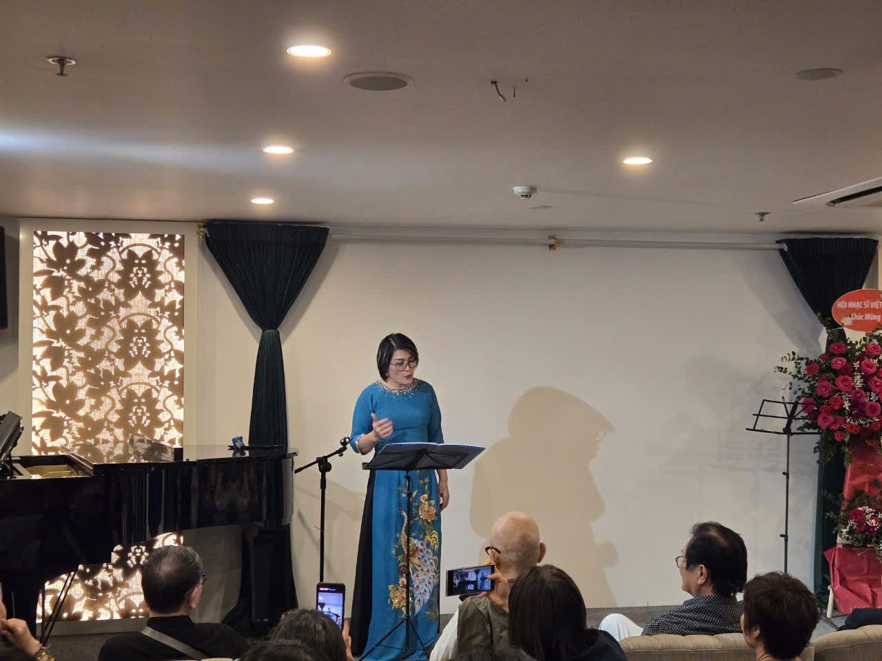 Ca sĩ Vành Khuyên thể hiện ca khúc Bóng ai qua thềm trong đêm nhạc kỷ niệm 110 năm ngày sinh nhạc sĩ Văn Chung.