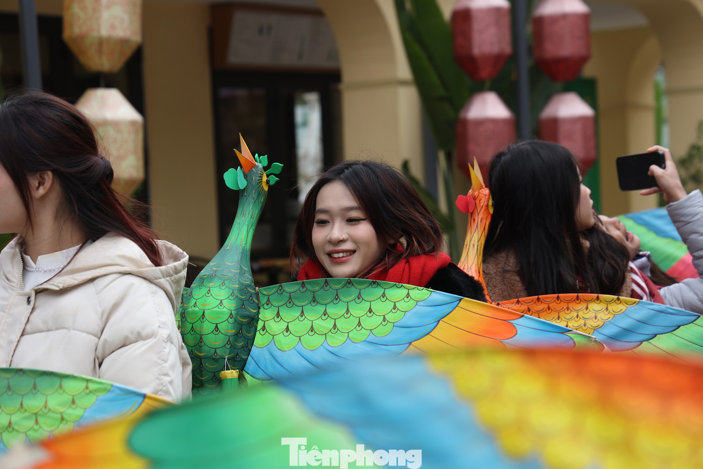 Không gian giới thiệu văn hóa diều Việt Nam giới thiệu đến khách tham quan 200 con diều các loại, đến từ nhiều câu lạc bộ (CLB) diều khác nhau trên cả nước như: CLB diều Sáo Đền (Thái Bình), CLB diều Cung đình Huế, CLB diều Thăng Long, CLB diều An Khánh, CLB diều Thăng Long, CLB diều bãi đá sông Hồng của Hà Nội…